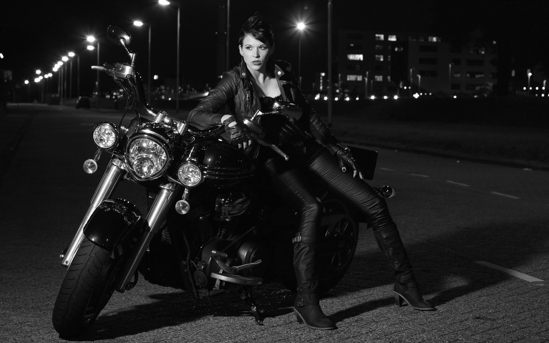 Photo Beautiful girls and motorcycles in Austin
