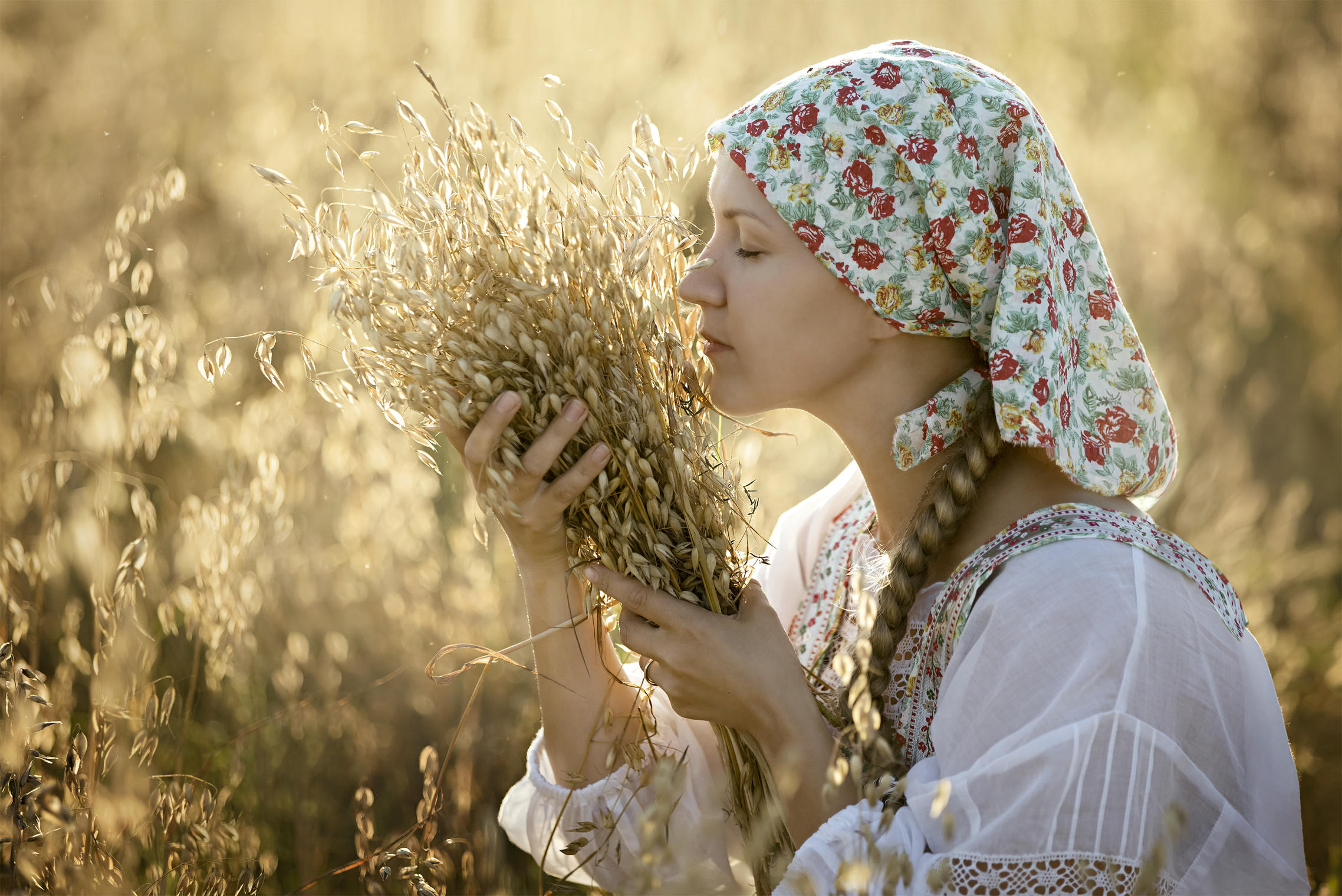 Photo Women in Slavic costumes in Austin