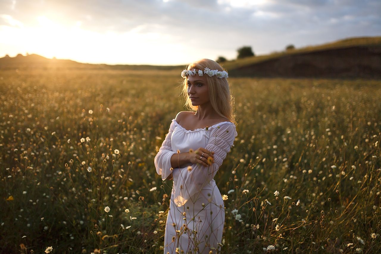 Girls in Slavic costumes in Austin